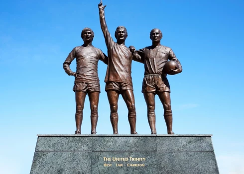 Triju "United" leģendu statuja pie kluba stadiona: Džordžs Bests (1946-2005), Deniss Lo (1940-2025) un Bobijs Čārltons (1937-2023) (foto: Scanpix / Monkeybusiness Images)