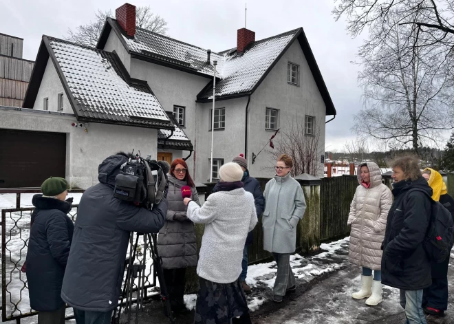 Carnikavas iedzīvotāji protestē pret bijušās Mūzikas skolas nojaukšanu un autostāvvietas izveidi. "Nams ir vēsturisks!"