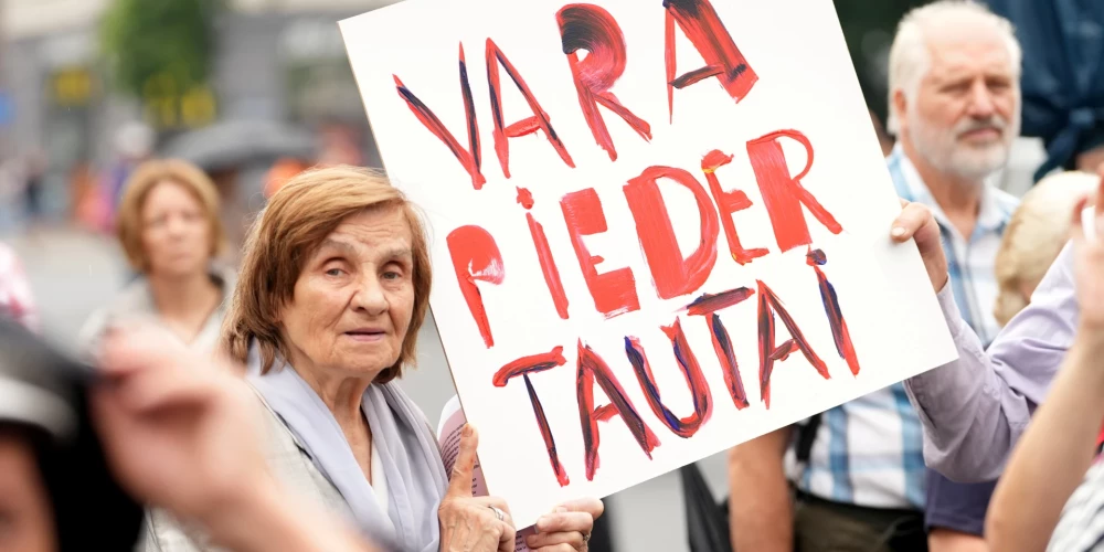 Plakāts protesta akcijas laikā.