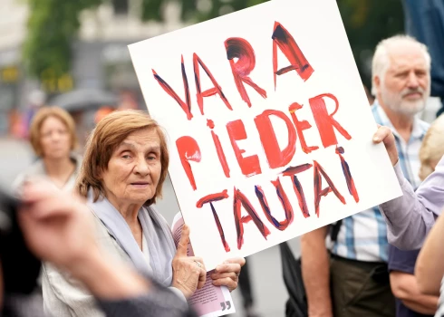 Plakāts protesta akcijas laikā.