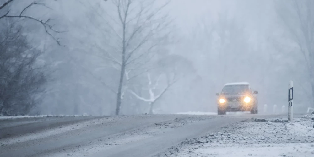 Latvijas centrālajā un austrumu daļā autoceļi apledo, strādā 94 ziemas tehnikas vienības.