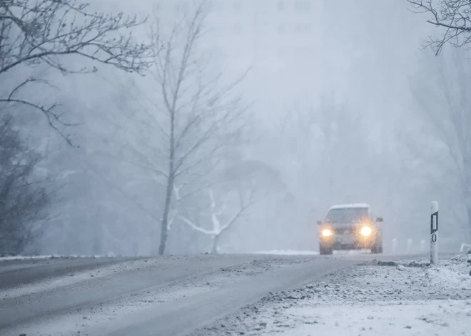 Latvijas centrālajā un austrumu daļā autoceļi apledo