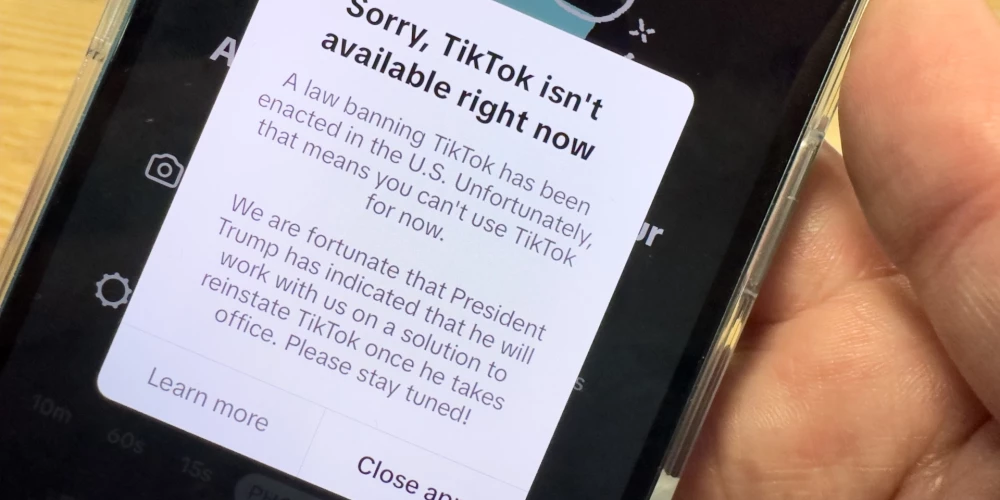 Amerikas iedzīvotāji, mēģinot piekļūt “TikTok”, saņēma paziņojumu, ka ir pieņemts likums, kas pagaidām aizliedz izmantot lietotni.