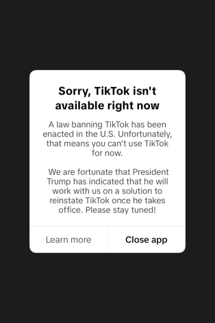 Amerikas iedzīvotāji, mēģinot piekļūt “TikTok”, saņēma paziņojumu, ka ir pieņemts likums, kas pagaidām aizliedz izmantot lietotni.