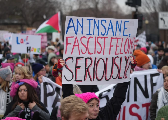 Vašingtonā tūkstošiem demonstrantu izgājuši ielās, lai protestētu pret Donaldu Trampu