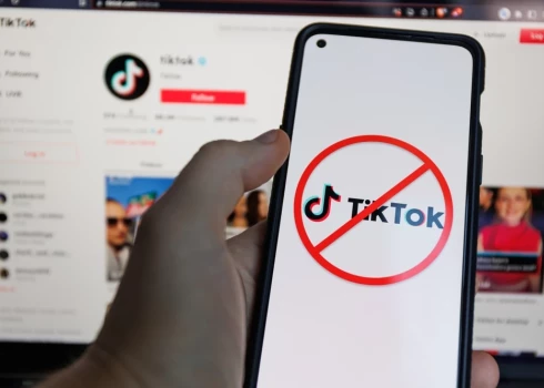 По словам Цахкна, онлайн-платформы вроде TikTok не передают сбалансированную информацию, но позволяют эффективно распространять ее предвзято. 