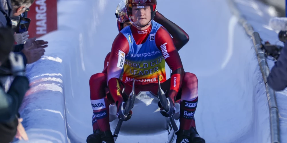 Mārtiņš Bots un Roberts Plūme finišā.