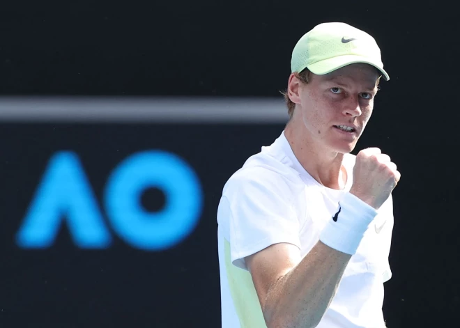 Janiks Siners ne bez pūlēm iekļūst "Australian Open" ceturdaļfinālā; Švjonteka turpina graut