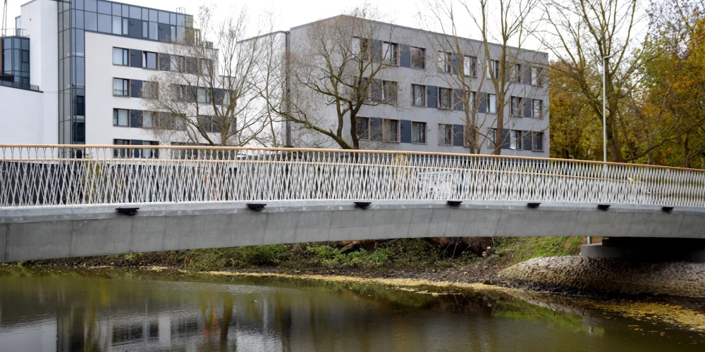 Jaunais gājēju un velobraucēju tilts pār Kīleveina grāvi, kas savieno Torņakalna teritoriju un Latvijas Universitātes Akadēmisko centru ar sabiedriskā transporta tīklu Mūkusalas ielā.