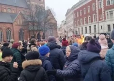 FOTO: 34. atceres gadadiena! Doma laukumā iededz barikāžu piemiņas ugunskuru un atklāj izstādi