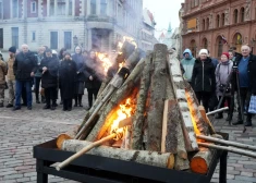 ФОТО: 34-я годовщина памяти баррикад. На Домской площади зажгли памятный костер и открыли выставку