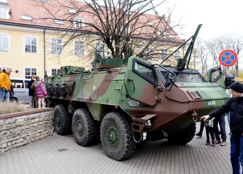 Foto no Lāčplēša dienas, kad pie Latvijas Kara muzeja bija apskatāma Nacionālo bruņoto spēku Sauszemes spēku Mehanizētās kājnieku brigādes un NATO sabiedroto militārā tehnika.