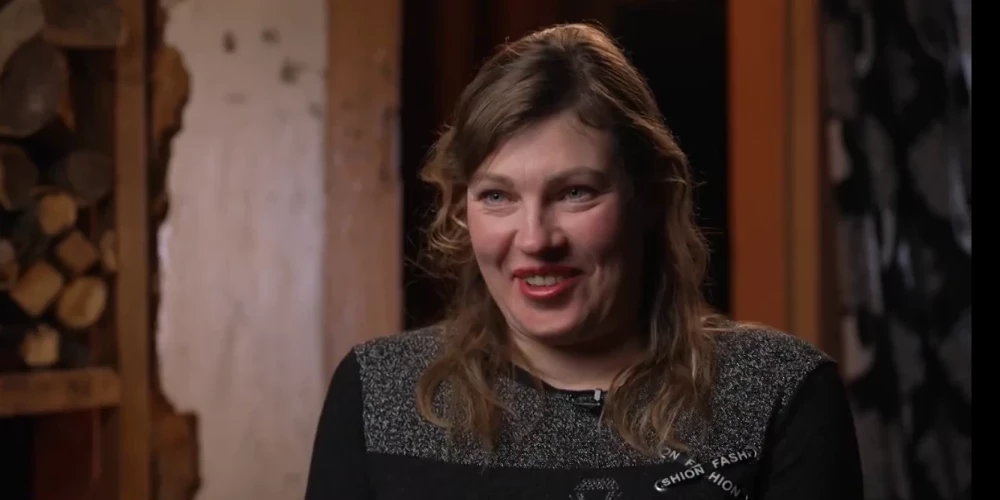 "Ej tu nost, kāds cilvēks! Es jau čuju caur sienām, ka te kaut kas notiek," pārsteigumu neslēpj Magone