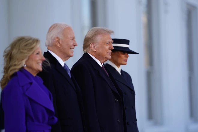 Президент Джо Байден и первая леди Джилл Байден (слева) приветствуют избранного президента Дональда Трампа и Меланию Трамп (справа) в Белом доме во время церемонии инаугурации президента США Дональда Трампа в Вашингтоне, округ Колумбия, в понедельник, 20 января 2025 года.