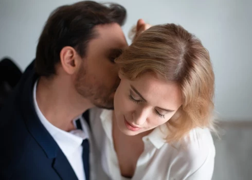 Ja zini nepatīkamas lietas par savas draudzenes vīra sānsoļiem, tomēr nolem klusēt, tas arī ir lēmums, taču pārliecinies, ka vari ar to sadzīvot ilgtermiņā.