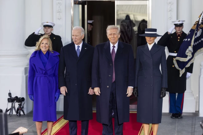 Джо и Джилл Байден приветствуют президента Дональда Трампа и его жену Меланию Трамп у Северного портика Белого дома утром в день инаугурации Трампа в Вашингтоне, округ Колумбия, США, 20 января 2025 года.