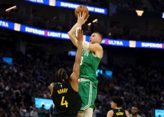 Porziņģim 18 punkti "Celtics" pārliecinošā panākumā pār "Warriors"