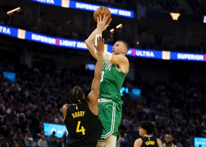 Porziņģim 18 punkti "Celtics" pārliecinošā panākumā pār "Warriors"