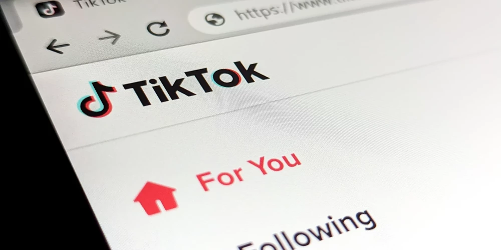 Tramps izdod rīkojumu uz 75 dienām atlikt "TikTok" darbības aizlieguma stāšanos spēkā. 