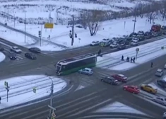 Tramvajs notrieca skolniekus, kuri šķērsoja sliedes pie zaļās gaismas (ekrānuzņēmums no video)