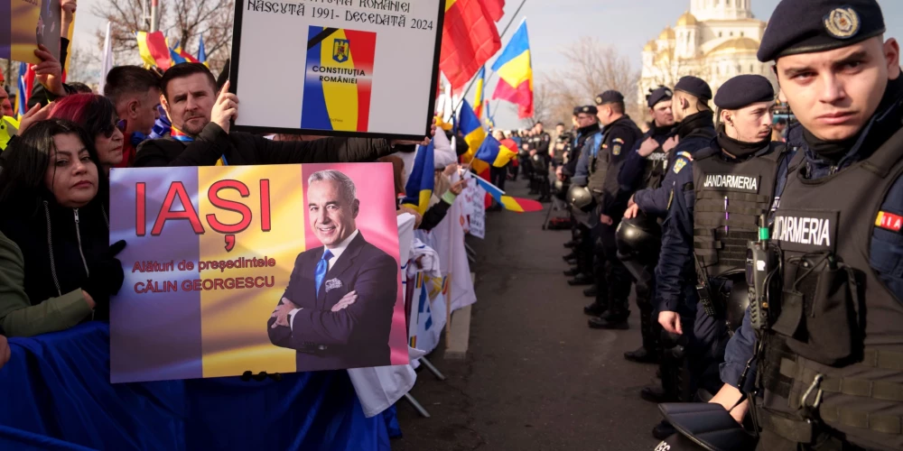 Kelina Džordžesku atbalstītāju demonstrācija Bukarestē (foto: Scanpix / AP)