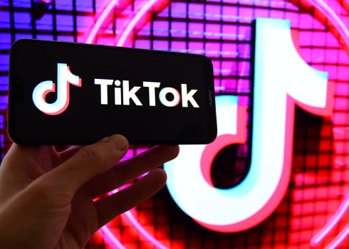 "TikTok" logotips mobilā telefona ekrānā