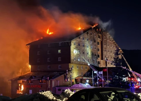 Vairāki cilvēki centās paglābties no liesmām, logā izkarinot palagus un cenšoties pa tiem norāpties tuvāk zemei.