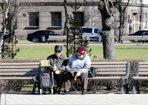 2025. gadā pensijas vecums ir 65 gadi, bet priekšlaicīgi pensionējoties – 63 gadi.