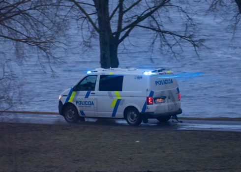 Policija Rīgā pakaļdzīšanās laikā sabojā operatīvos auto. 