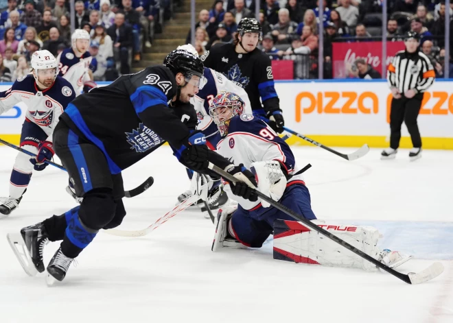 VIDEO: Merzļikins apzog "Maple Leafs" zvaigzni, par ko saņem sodu