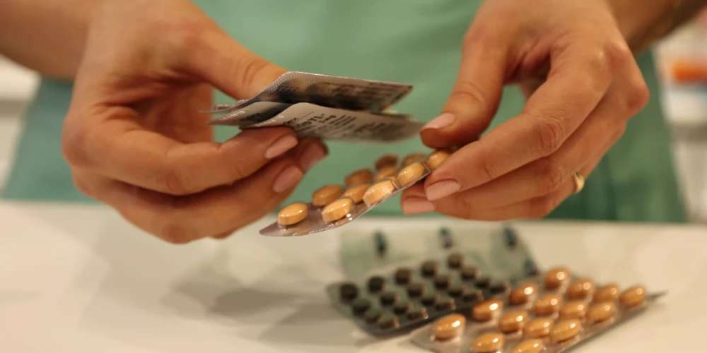 Saeima atkal noraida opozīcijas priekšlikumu jauno maksu par farmaceita pakalpojumu pilnībā segt valstij.