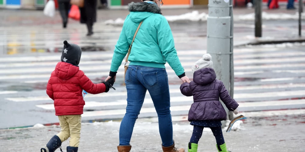 Pārāk liela aizsargāšana ilgtermiņā var būt kā slazds, kas neļauj bērniem attīstīt prasmes, lai paši tiktu galā ar savām bailēm.