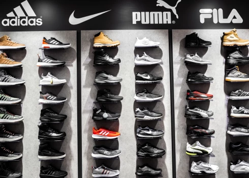 "adidas" un "Puma" produkcija kopā ar citu firmu ražojumu