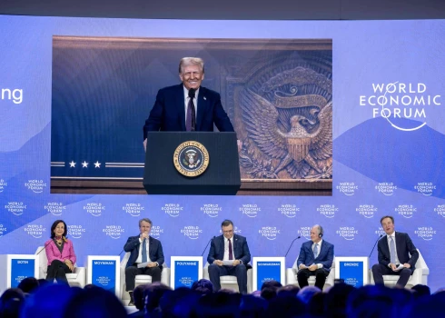 Donalds Tramps uzrunā Pasaules Ekonomikas foruma dalībniekus