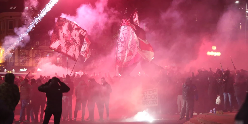 "Ajax" fani uguņo pie Brīvības pieminekļa (foto: Juris Rozenbergs)