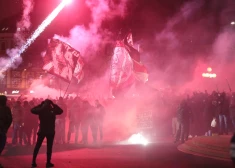 VIDEO: "Ajax" fani sapērkas pirotehniku un pie Brīvības pieminekļa sarīko pamatīgu uguņošanu