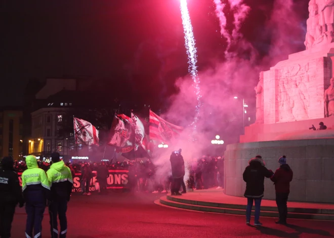 "Ajax" fani pie Brīvības pieminekļa (foto: Juris Rozenbergs)