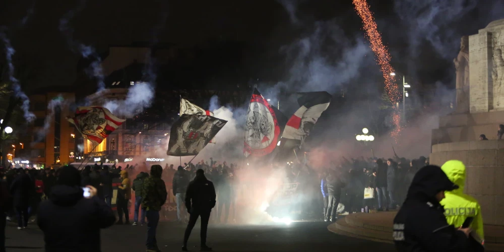 "Ajax" fani pie Brīvības pieminekļa (foto: Juris Rozenbergs)