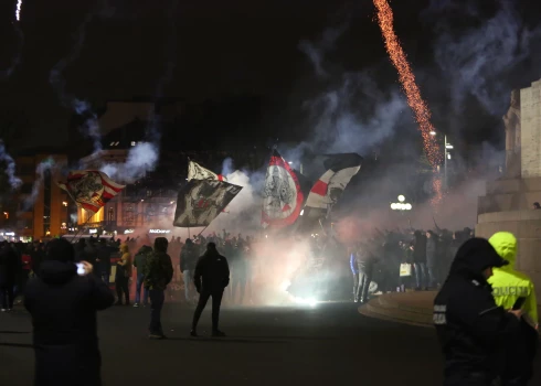 "Ajax" fani pie Brīvības pieminekļa (foto: Juris Rozenbergs)