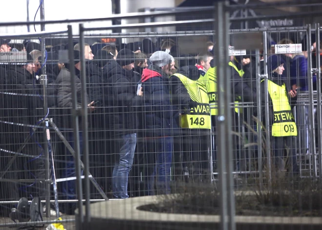 Policija un "Ajax" fanu pūlis pie "Daugavas stadiona" (foto: Juris Rozenbergs)