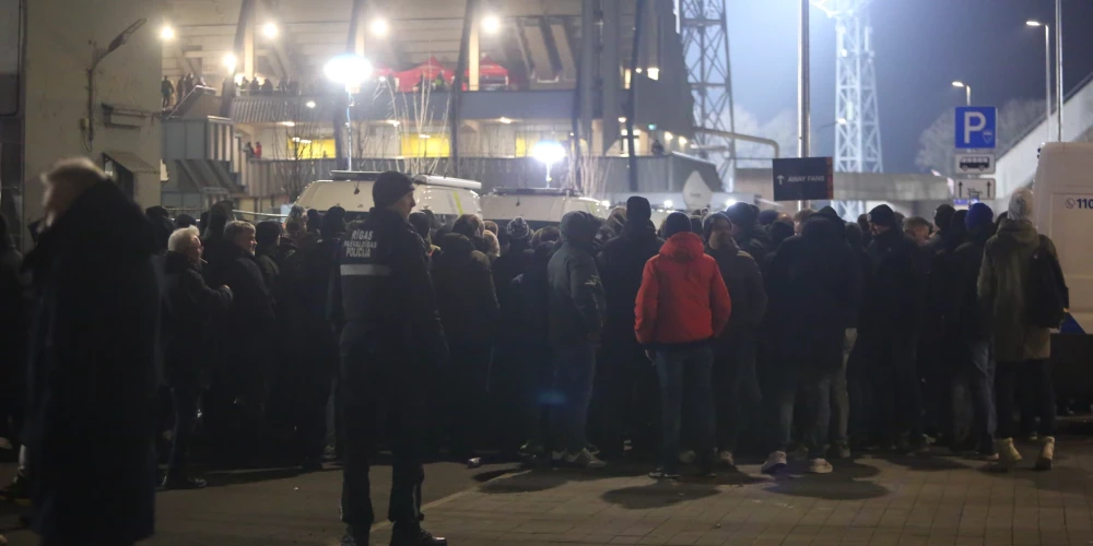 Policija un "Ajax" fani pie "Daugavas" stadiona (foto: Juris Rozenbergs)