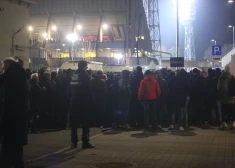 FOTO, VIDEO. Klusums pirms vētras? "Ajax" fani un policija pulcējas pie "Daugavas" stadiona