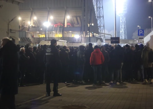 Policija un "Ajax" fani pie "Daugavas" stadiona (foto: Juris Rozenbergs)