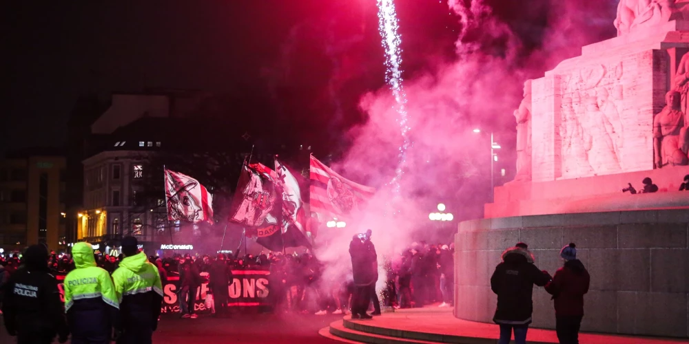 "Ajax" fani pie Brīvības pieminekļa (foto: Juris Rozenbergs)