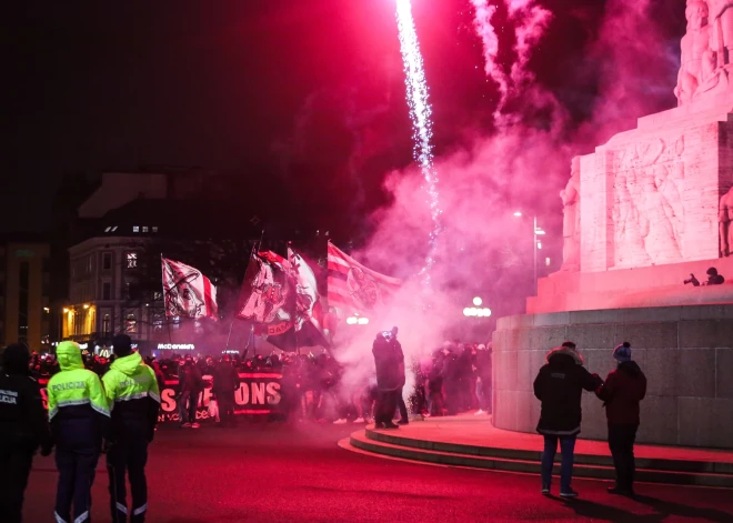 "Ajax" fani pie Brīvības pieminekļa (foto: Juris Rozenbergs)