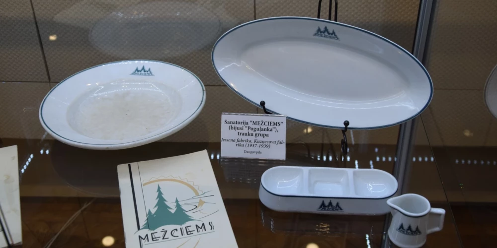 Daugavpils muzejā atklāta izstāde, kurā apskatāmi 120 Latvijas restorānu, viesnīcu un kafejnīcu unikālie "personalizētie" porcelāna trauki.