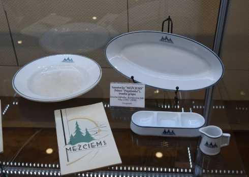 Daugavpils muzejā atklāta izstāde, kurā apskatāmi 120 Latvijas restorānu, viesnīcu un kafejnīcu unikālie "personalizētie" porcelāna trauki.