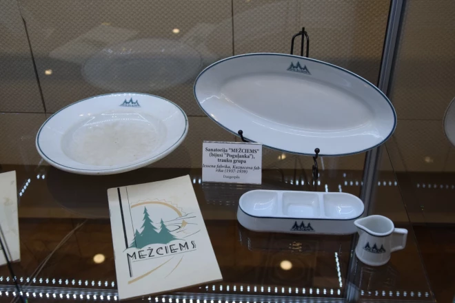 Daugavpils muzejā atklāta izstāde, kurā apskatāmi 120 Latvijas restorānu, viesnīcu un kafejnīcu unikālie "personalizētie" porcelāna trauki.