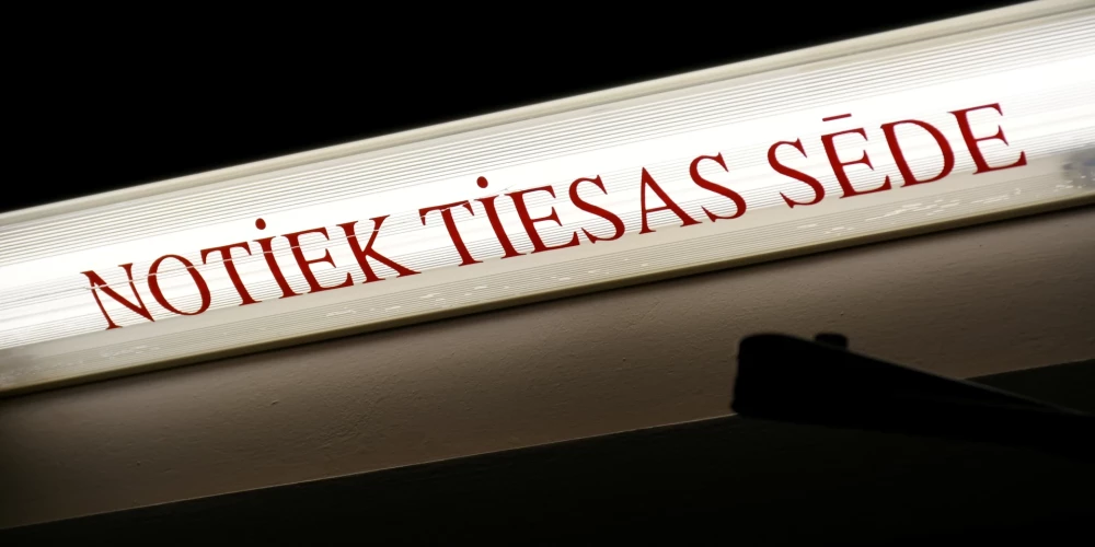Vairākus mēnešus bērns netika vests uz pirmskolas izglītības iestādi un pie ārstiem, kā arī tika liegts bērnam tikties ar viņa radiniekiem.