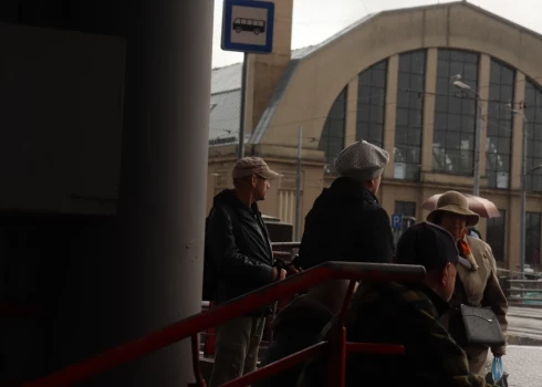 Dažas pirmās dienas ieteicams paļauties tikai uz saviem spēkiem, jo valsts dienesti būs aizņemti ar svarīgākām lietām. Ne jau velti ieteikumos par 72 stundu noturību bez ēdiena un dzēriena ir pieminēti arī medikamenti.